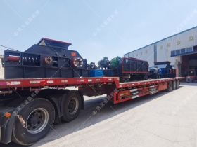 1200*1200雙齒輥破碎機，兩臺900*900軌道移動雙齒輥破碎機發(fā)往云南