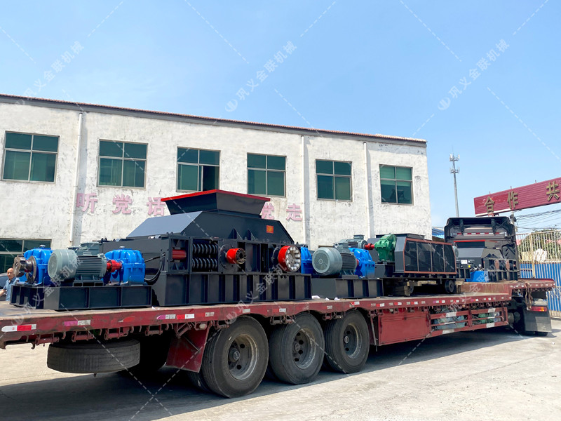 1200*1200雙齒輥破碎機(jī)，兩臺(tái)900*900軌道移動(dòng)雙齒輥破碎機(jī)發(fā)往云南