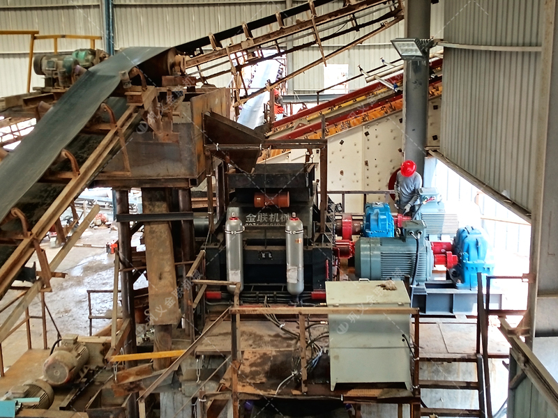 硅礦石對輥制砂機(jī)：180噸/時高效能，如何選擇實力廠家是關(guān)鍵